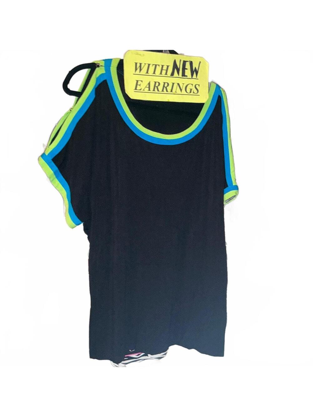 2X Cold Shoulders Top & Sull Earrings
